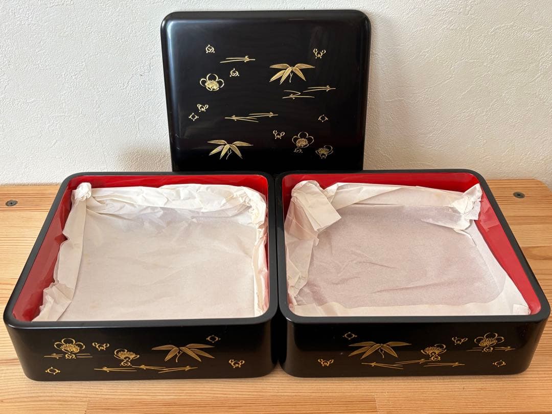 輪島塗　黒地金色竹・梅模様　二段重箱