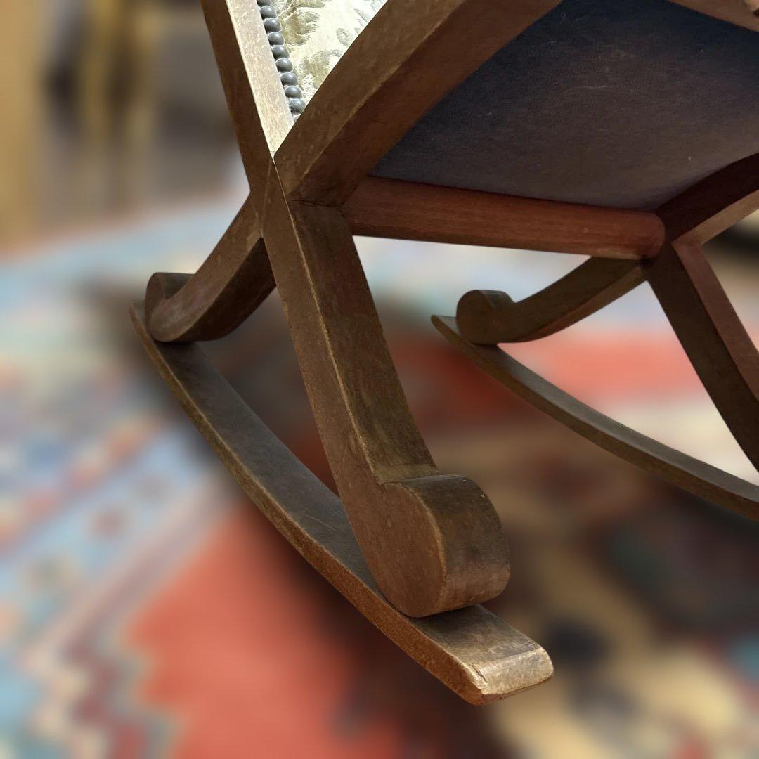 クラシックデザインのロッキングチェア