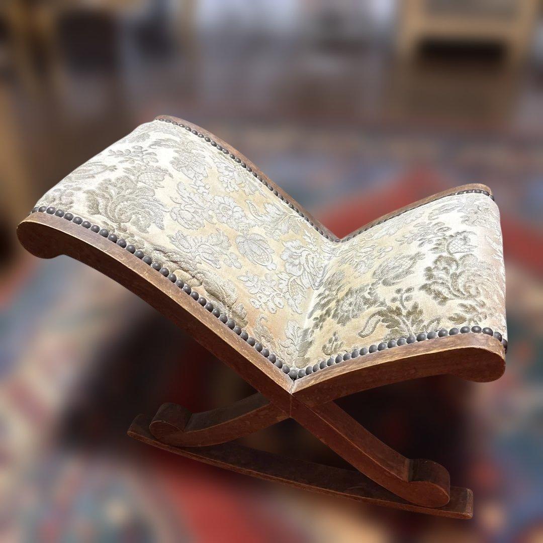 クラシックデザインのロッキングチェア