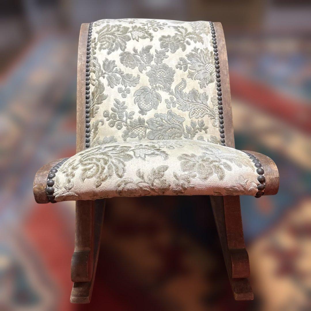 クラシックデザインのロッキングチェア