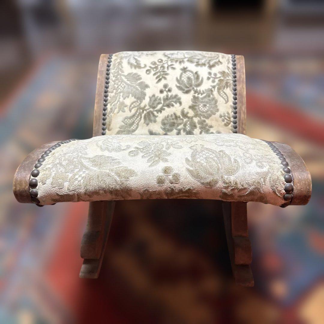 クラシックデザインのロッキングチェア