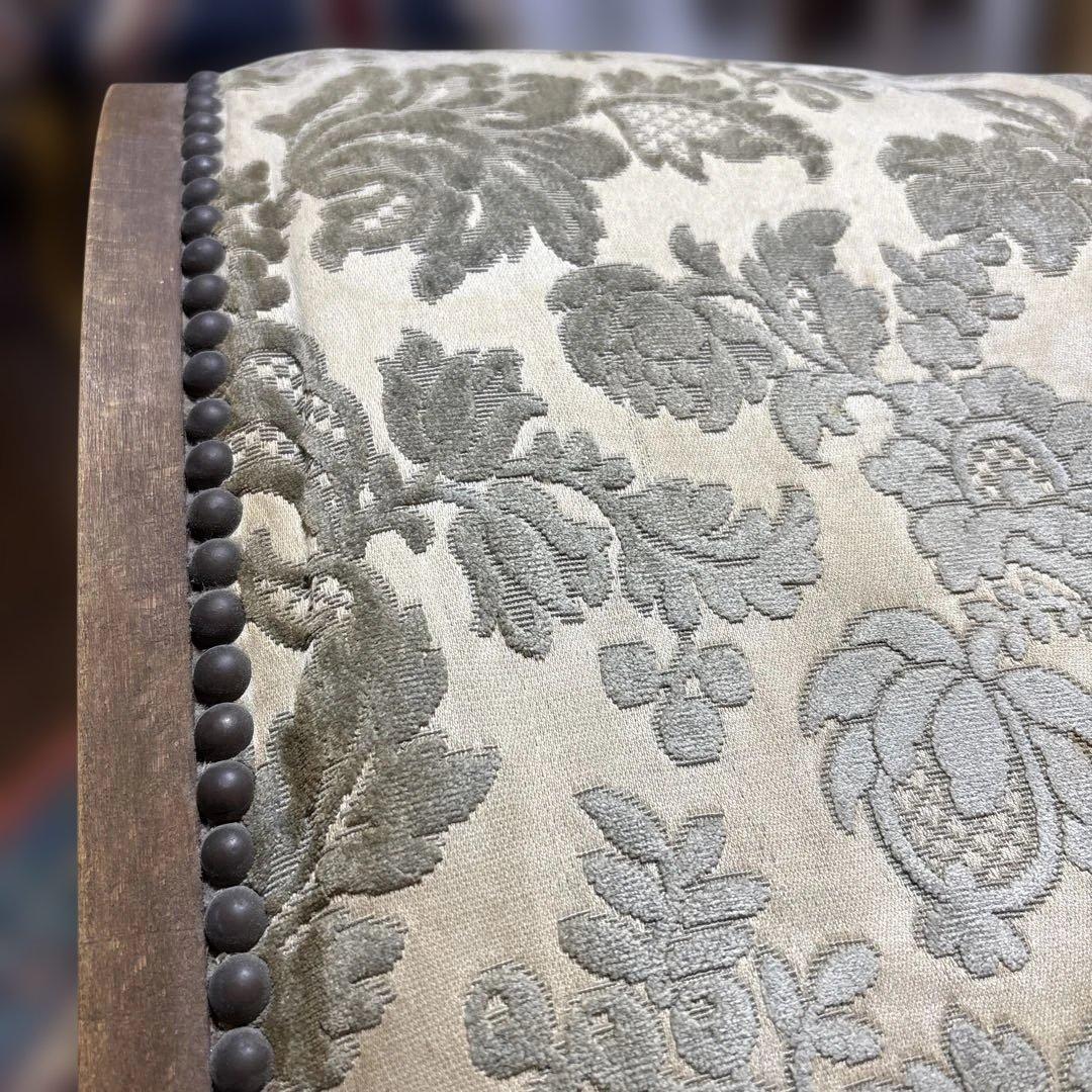 クラシックデザインのロッキングチェア