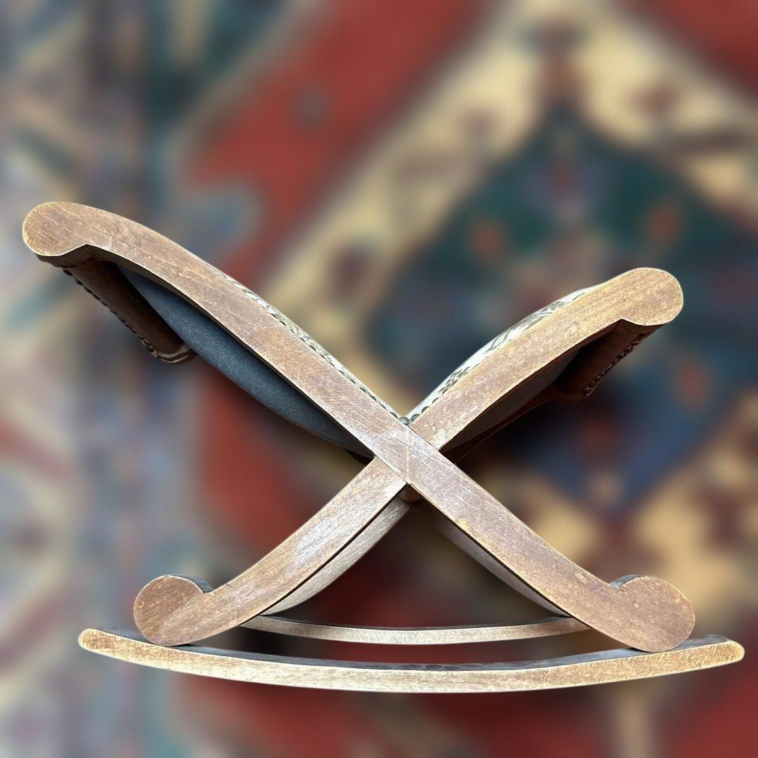 クラシックデザインのロッキングチェア