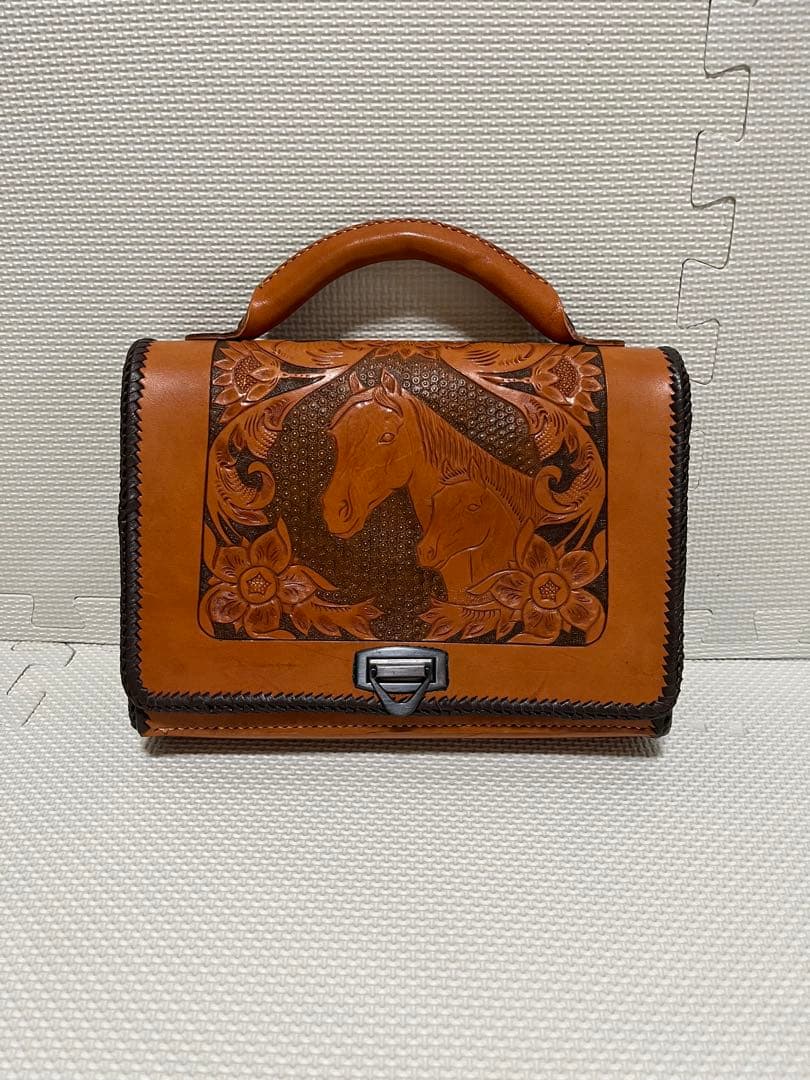 レザー ハンドバッグ 馬の彫刻付き