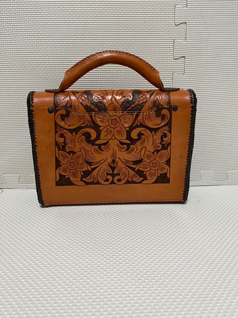 レザー ハンドバッグ 馬の彫刻付き