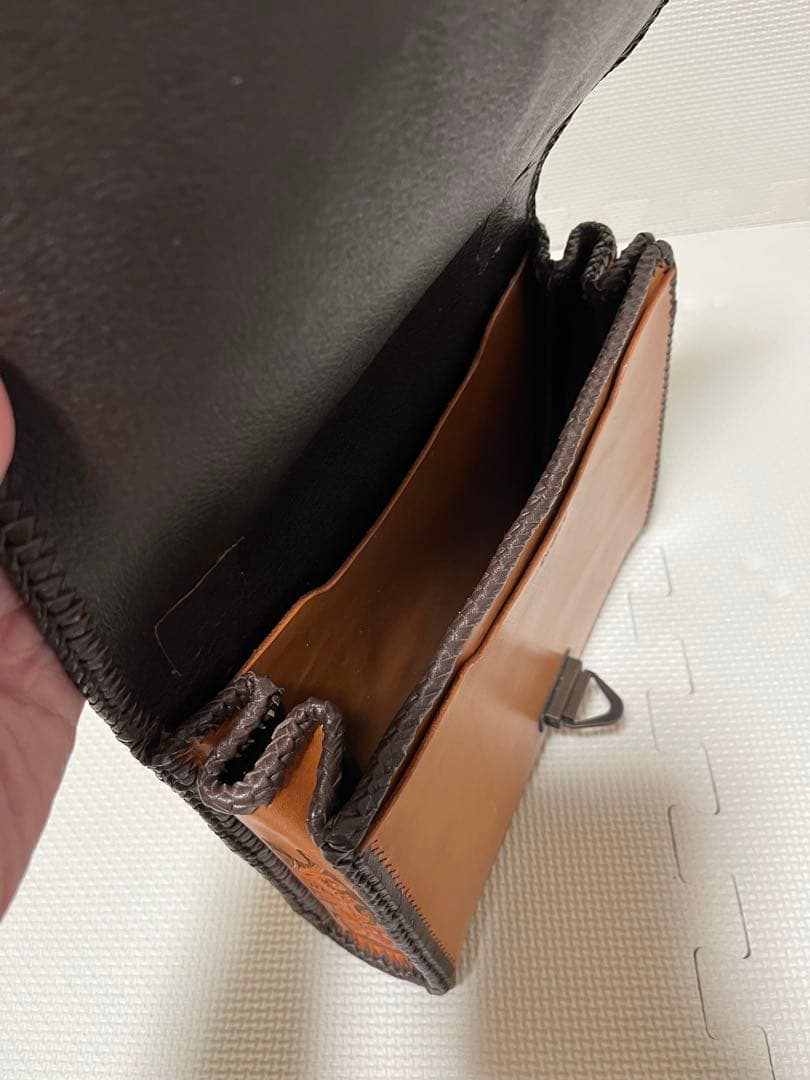 レザー ハンドバッグ 馬の彫刻付き