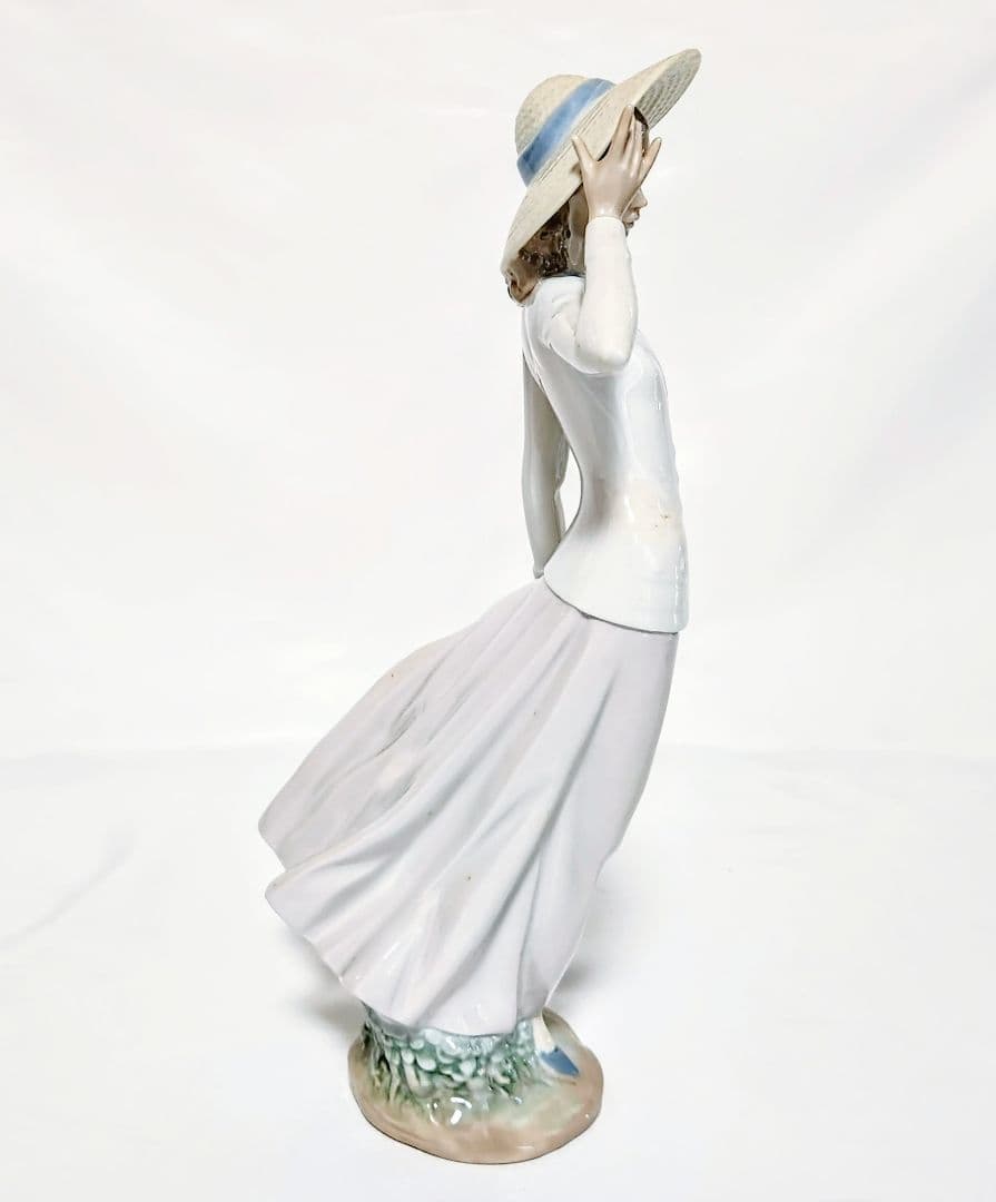 リヤドロ【箱入り・美品】フィギュリン《春のそよ風》No.5682