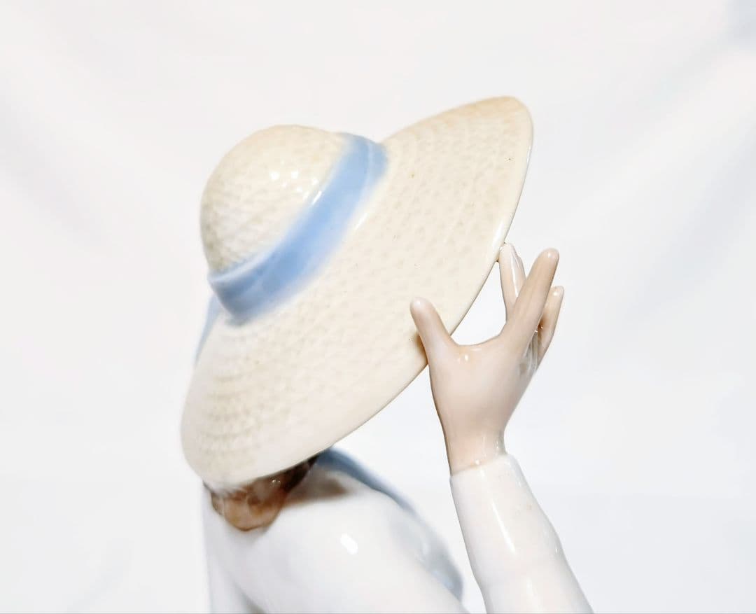 リヤドロ【箱入り・美品】フィギュリン《春のそよ風》No.5682