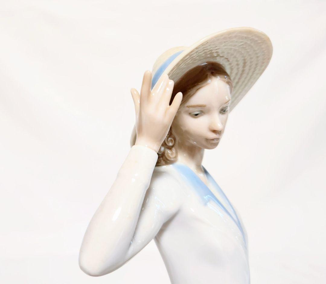 リヤドロ【箱入り・美品】フィギュリン《春のそよ風》No.5682