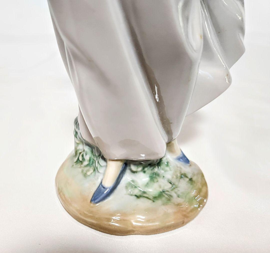 リヤドロ【箱入り・美品】フィギュリン《春のそよ風》No.5682