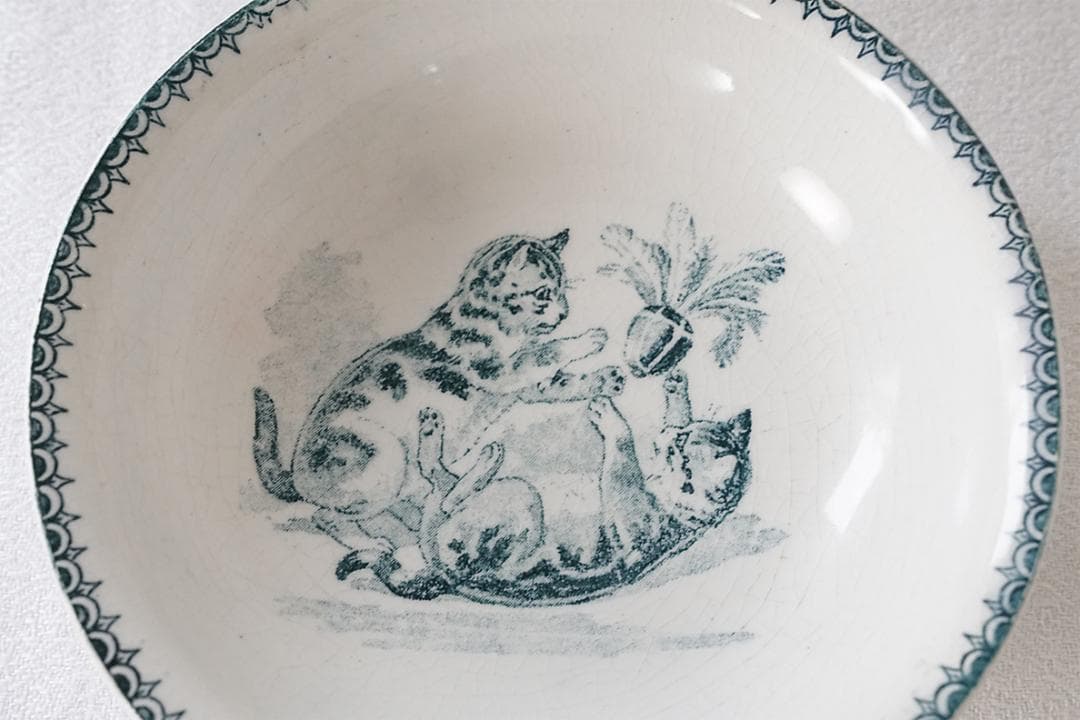 フランスアンティーク　クレイユモントロー　深さあるの小皿　猫　 Φ11.5cm
