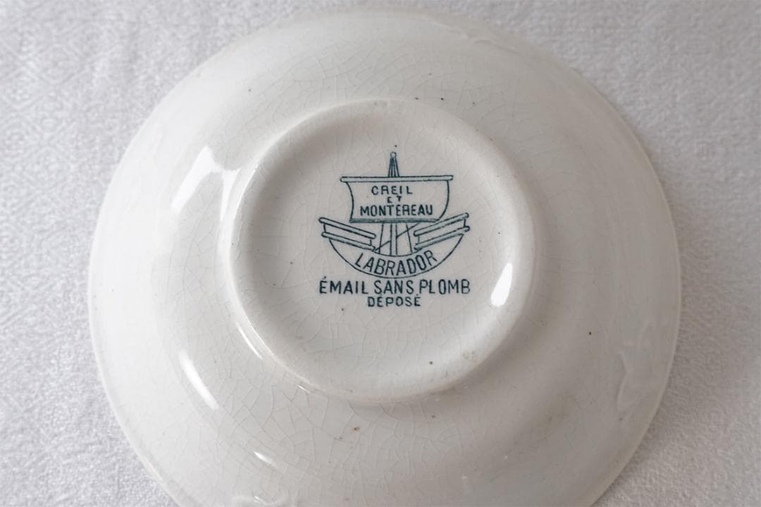 フランスアンティーク　クレイユモントロー　深さあるの小皿　猫　 Φ11.5cm