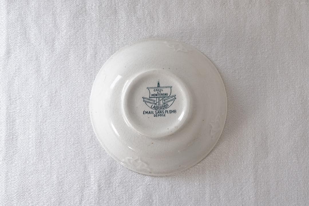 フランスアンティーク　クレイユモントロー　深さあるの小皿　猫　 Φ11.5cm