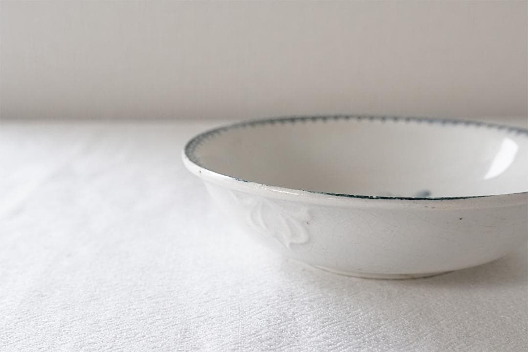 フランスアンティーク　クレイユモントロー　深さあるの小皿　猫　 Φ11.5cm