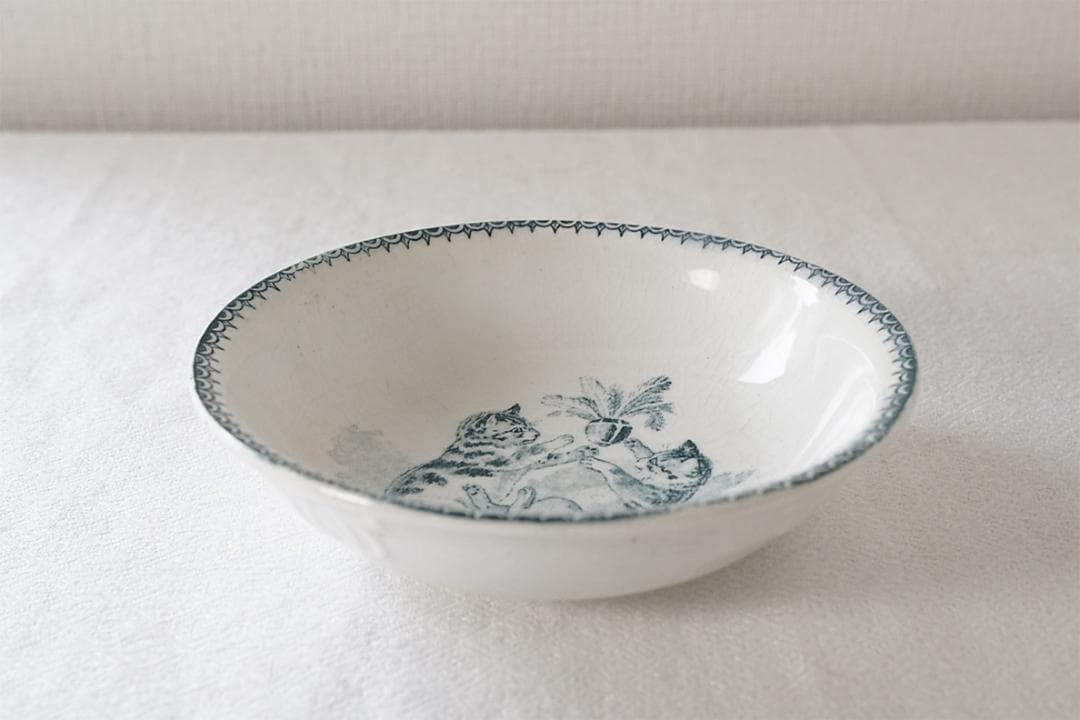フランスアンティーク　クレイユモントロー　深さあるの小皿　猫　 Φ11.5cm