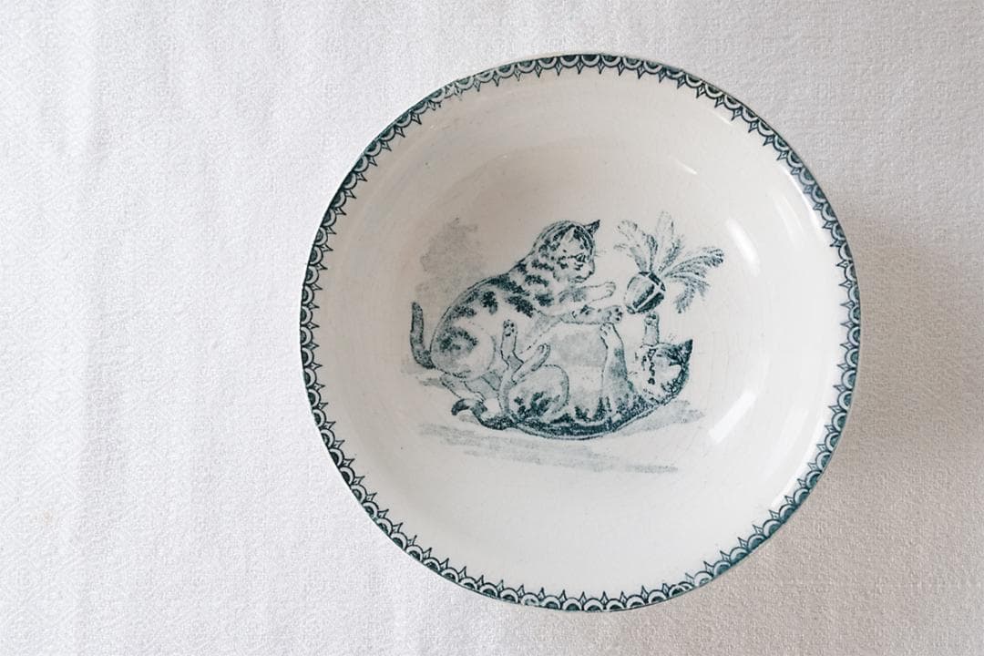 フランスアンティーク　クレイユモントロー　深さあるの小皿　猫　 Φ11.5cm