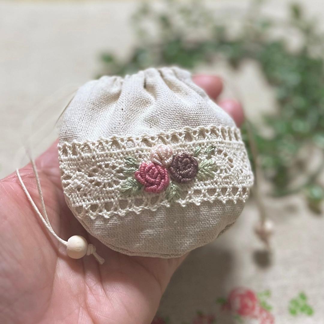 No.2306-64 手のひら巾着サシェ 香り袋 綿麻レース ローズ刺繍 ピンク