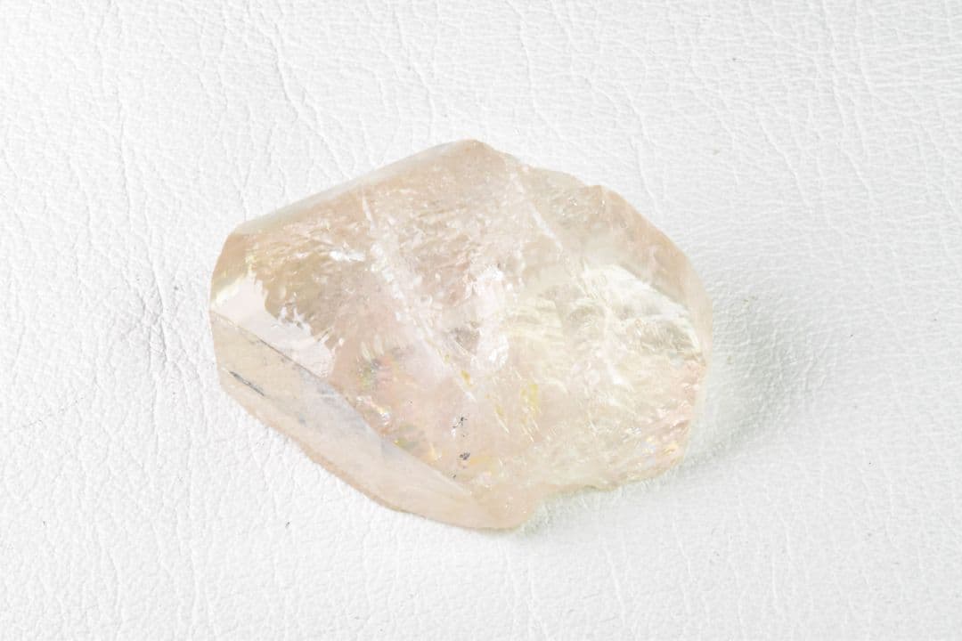 パキスタン スカルドゥ産 ライトピンクトパーズ原石