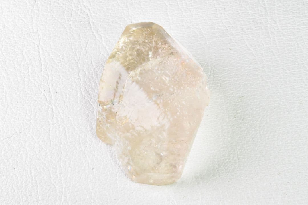 パキスタン スカルドゥ産 ライトピンクトパーズ原石