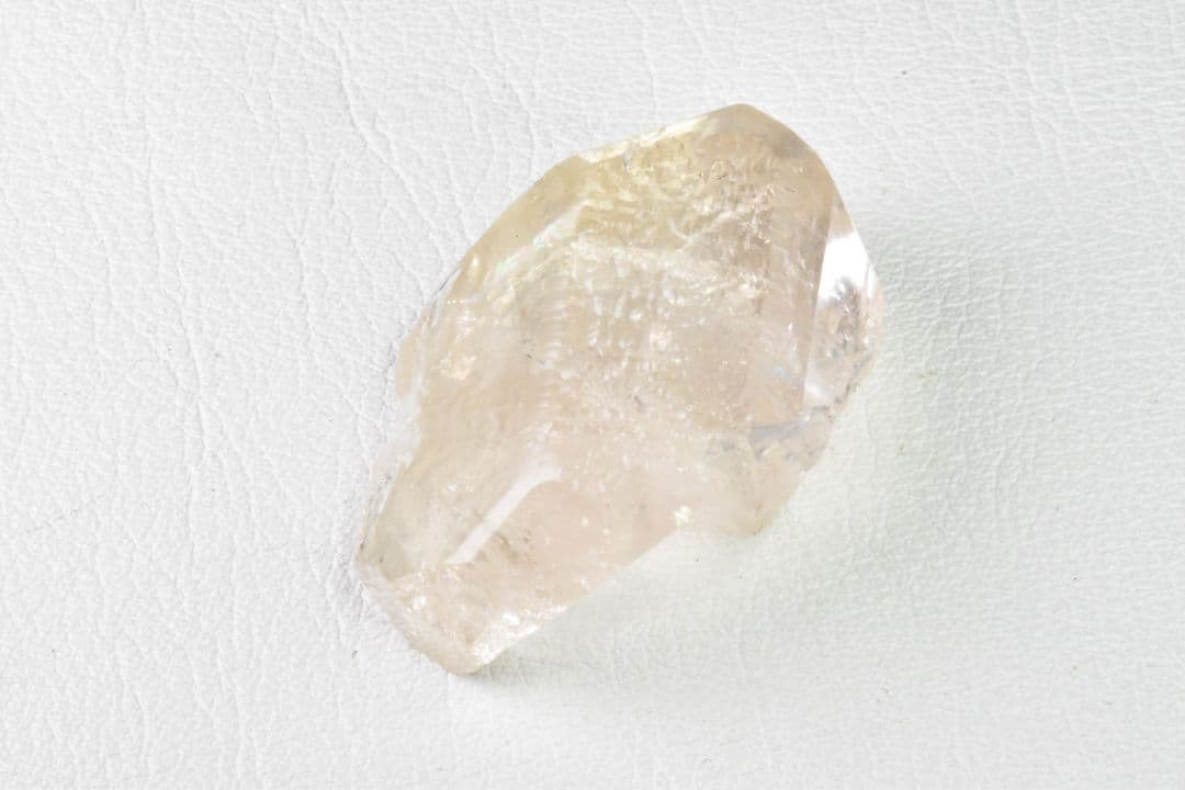 パキスタン スカルドゥ産 ライトピンクトパーズ原石