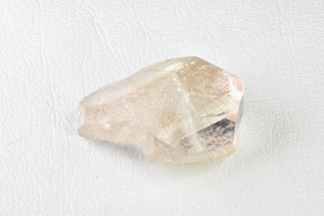 パキスタン スカルドゥ産 ライトピンクトパーズ原石