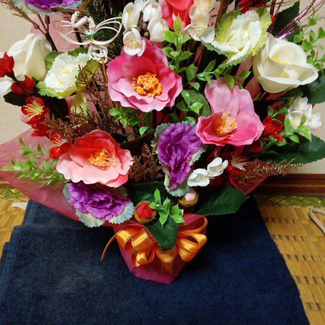 お正月飾り　ピンクの椿　葉牡丹　アレンジメント