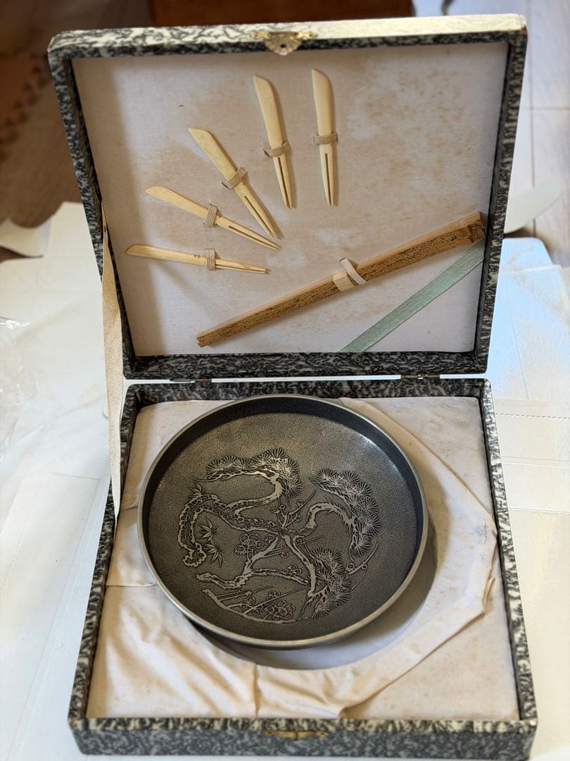 錫器の菓子皿　松と梅の彫刻入り