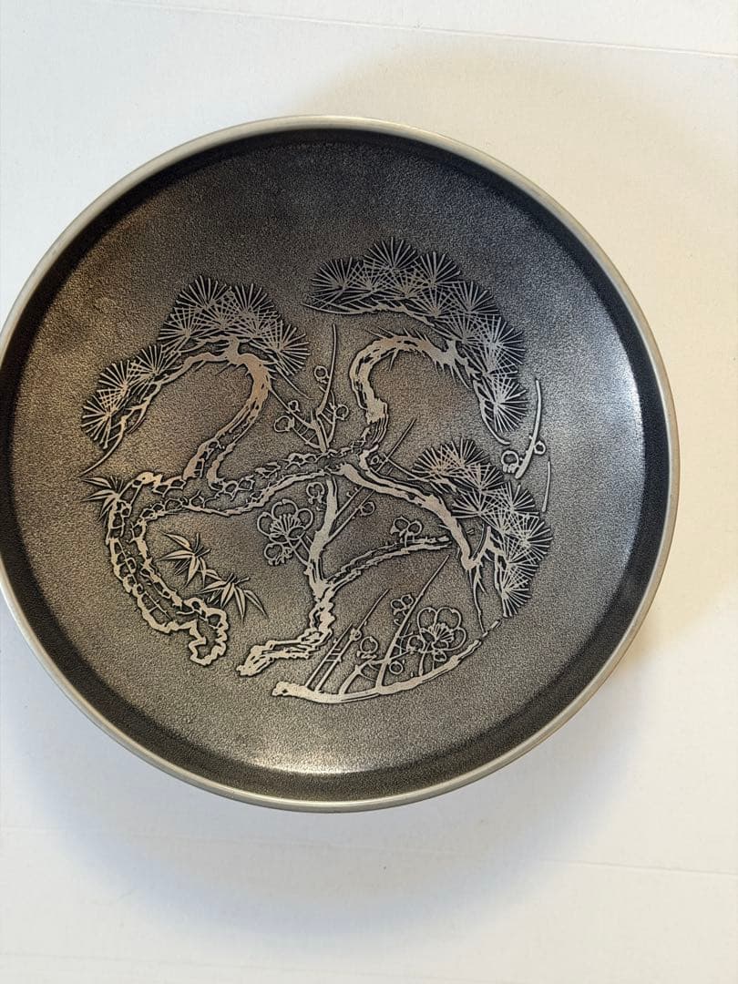 錫器の菓子皿　松と梅の彫刻入り