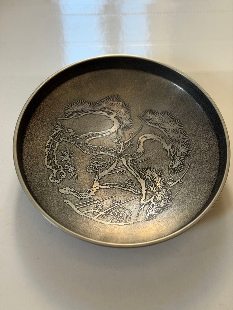 錫器の菓子皿　松と梅の彫刻入り