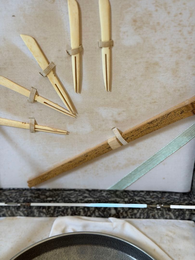 錫器の菓子皿　松と梅の彫刻入り