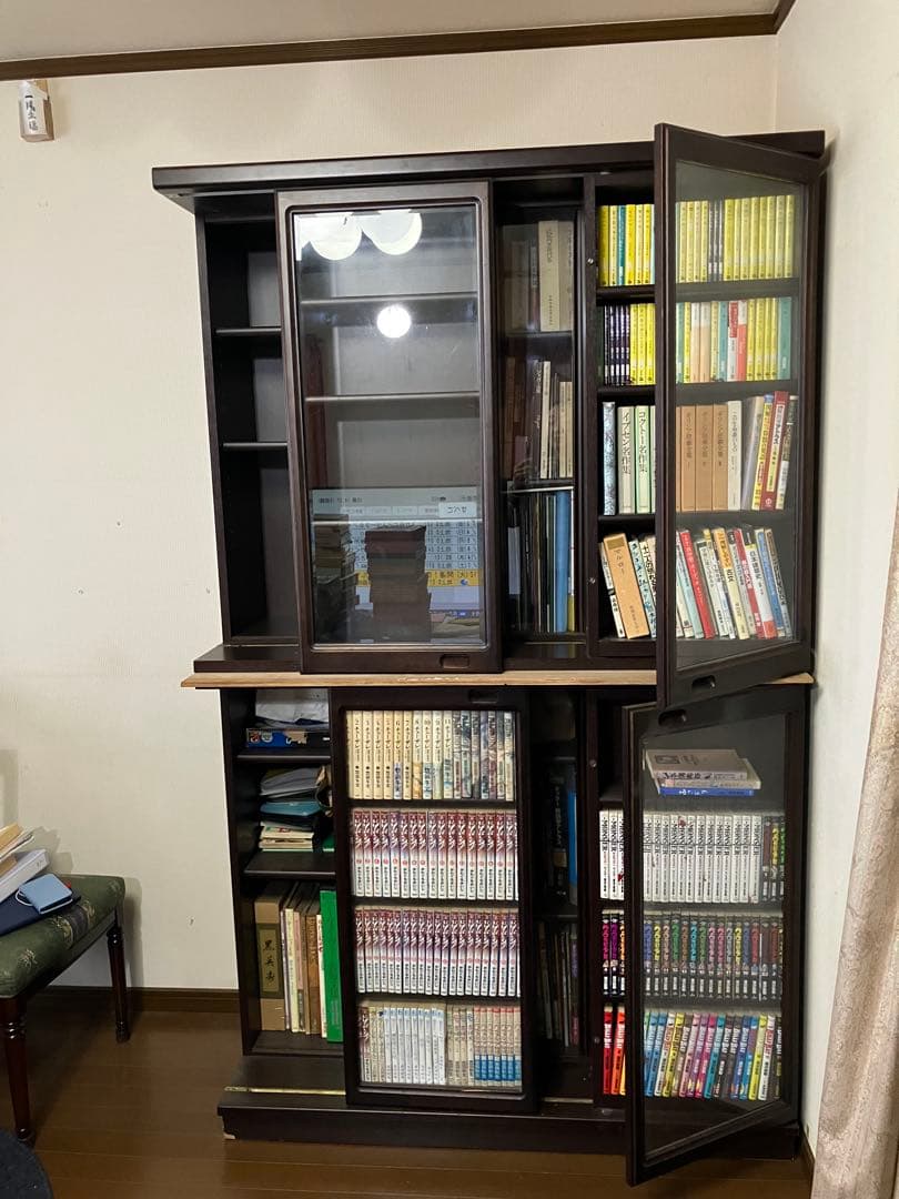 ダークブラウン木製本棚 ① ガラス扉付き