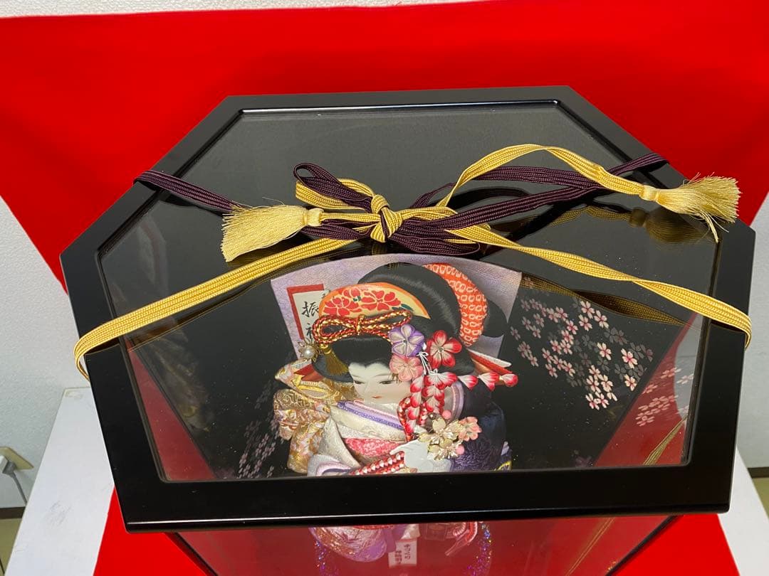 羽子板　立体振袖刺繡六角ガラスケース１8号・間口約４３×奥行約３３×高さ約７２㎝