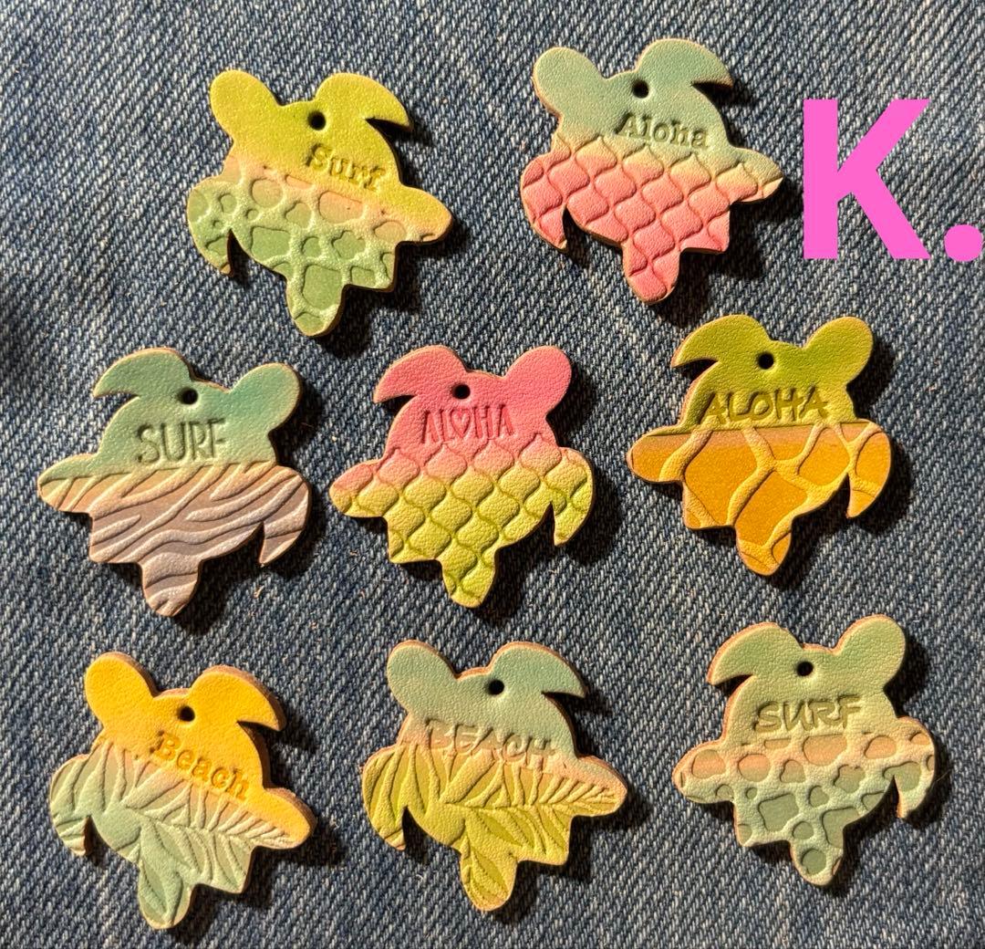 K. 夏カラー ホヌ（大） 染色 刻印 革タグ 8枚