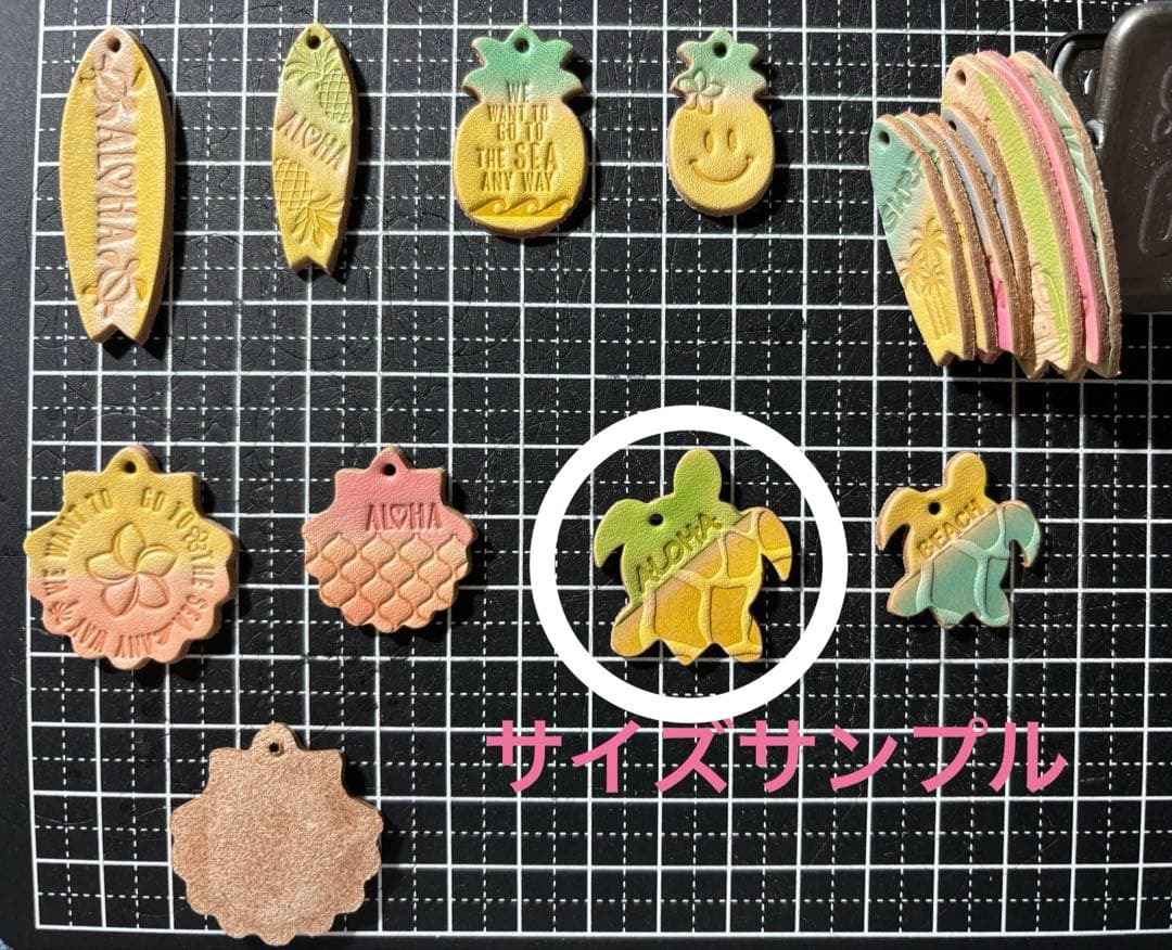 K. 夏カラー ホヌ（大） 染色 刻印 革タグ 8枚