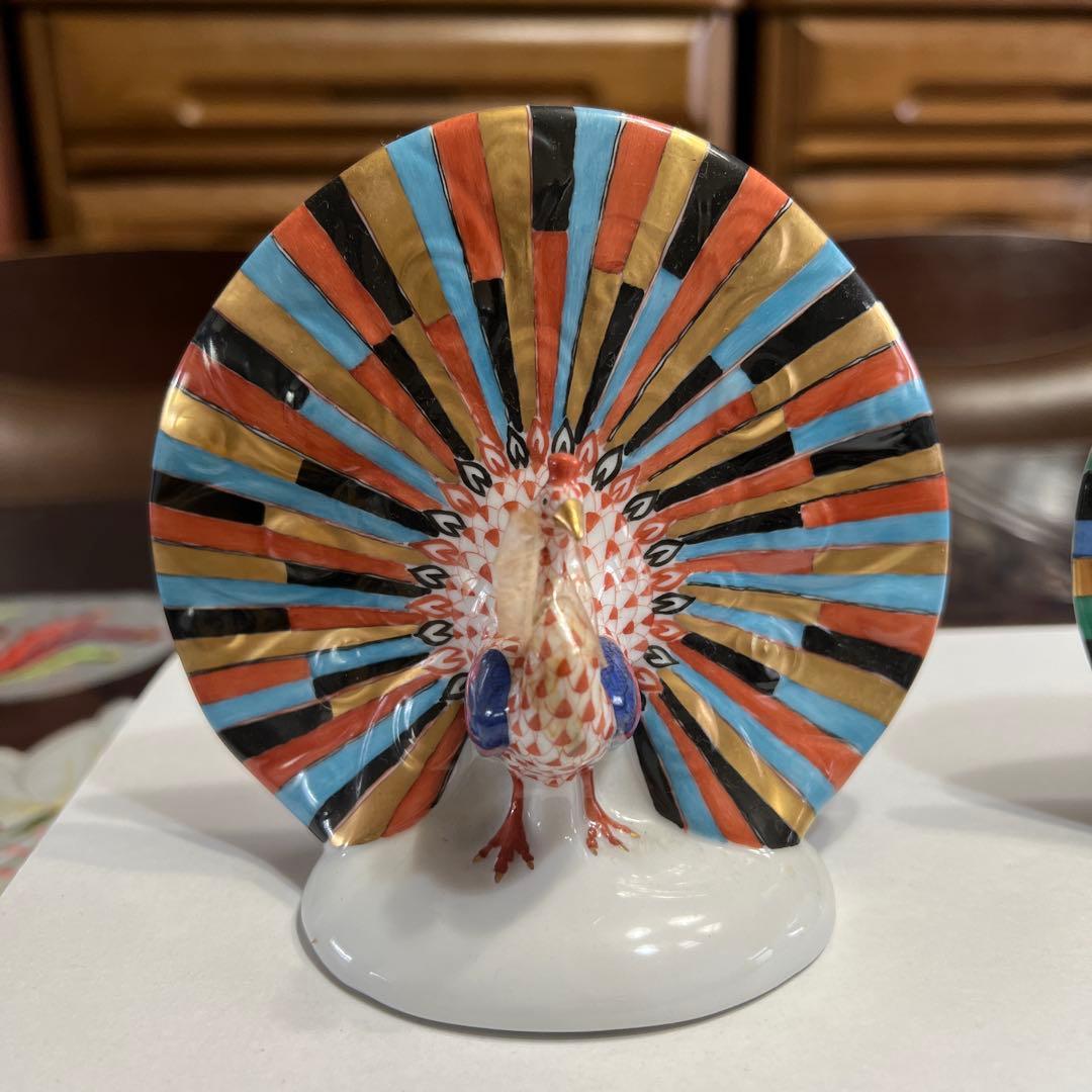 カラフルな孔雀の陶器置物