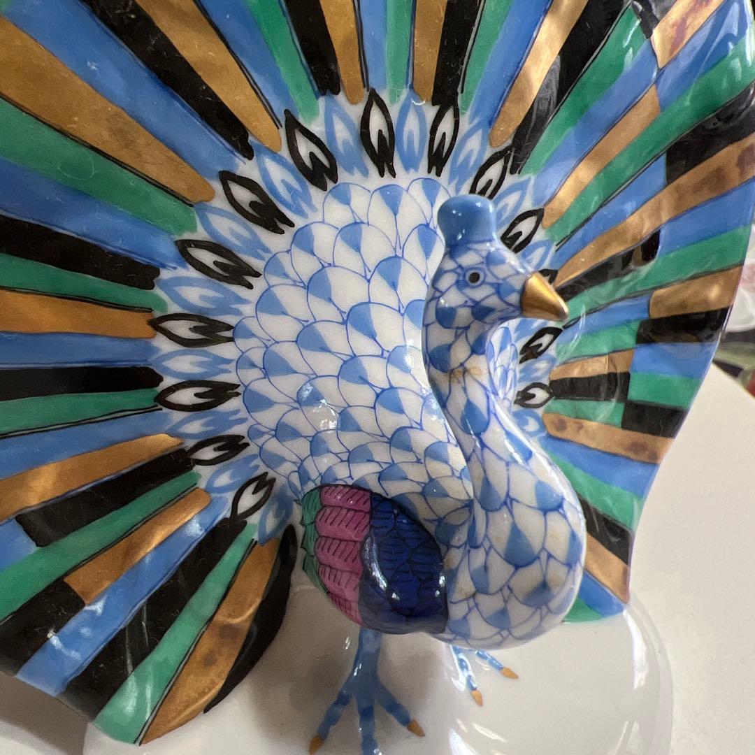 カラフルな孔雀の陶器置物