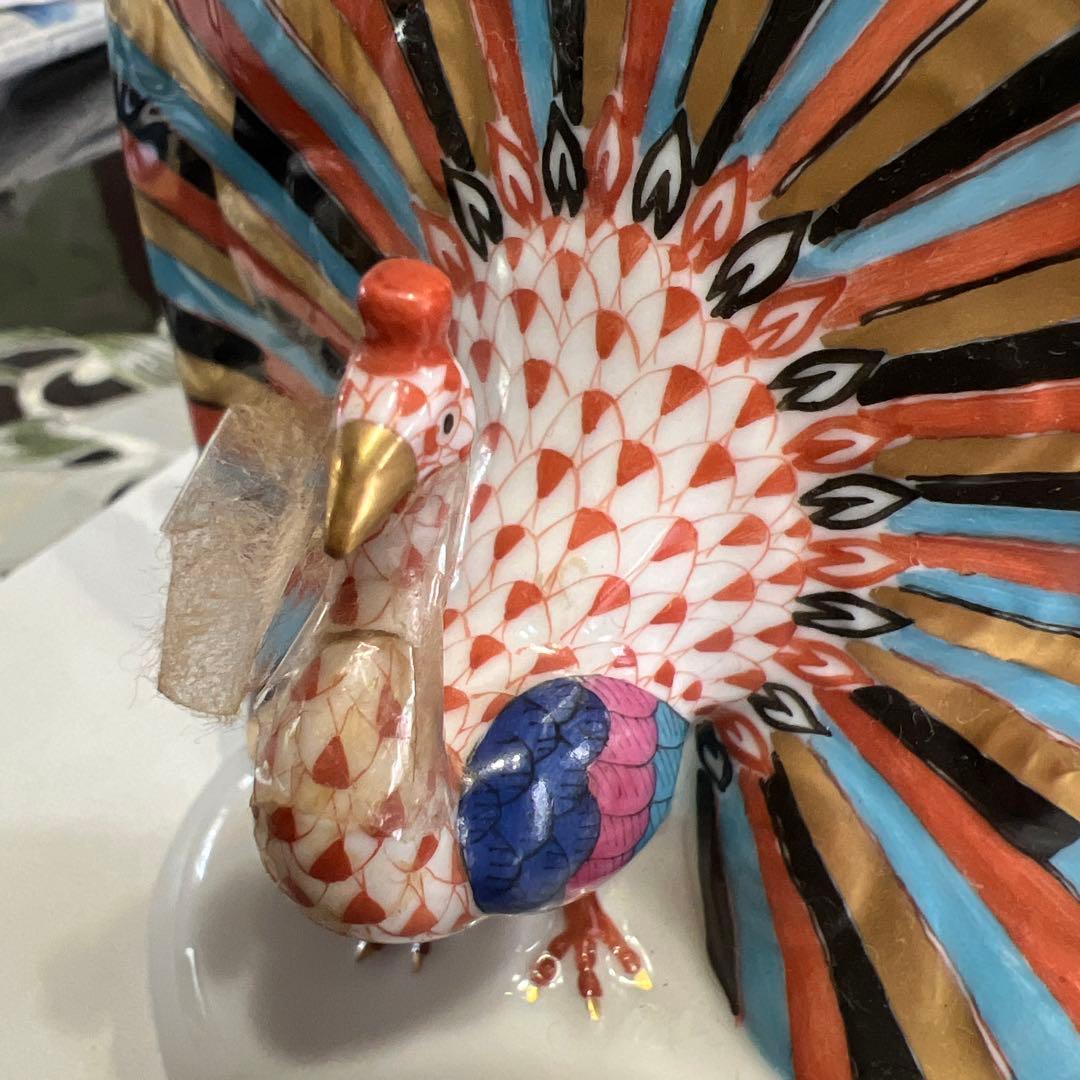 カラフルな孔雀の陶器置物