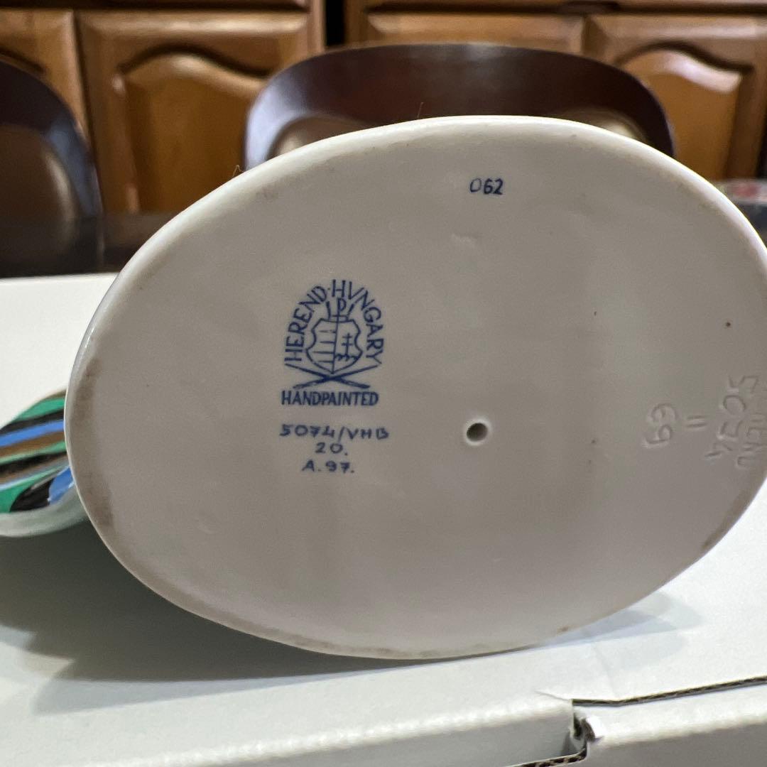 カラフルな孔雀の陶器置物