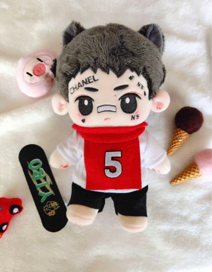 王一博 20cmぬいぐるみ本体 コスモポリタン 雑誌撮影服とスケボー付