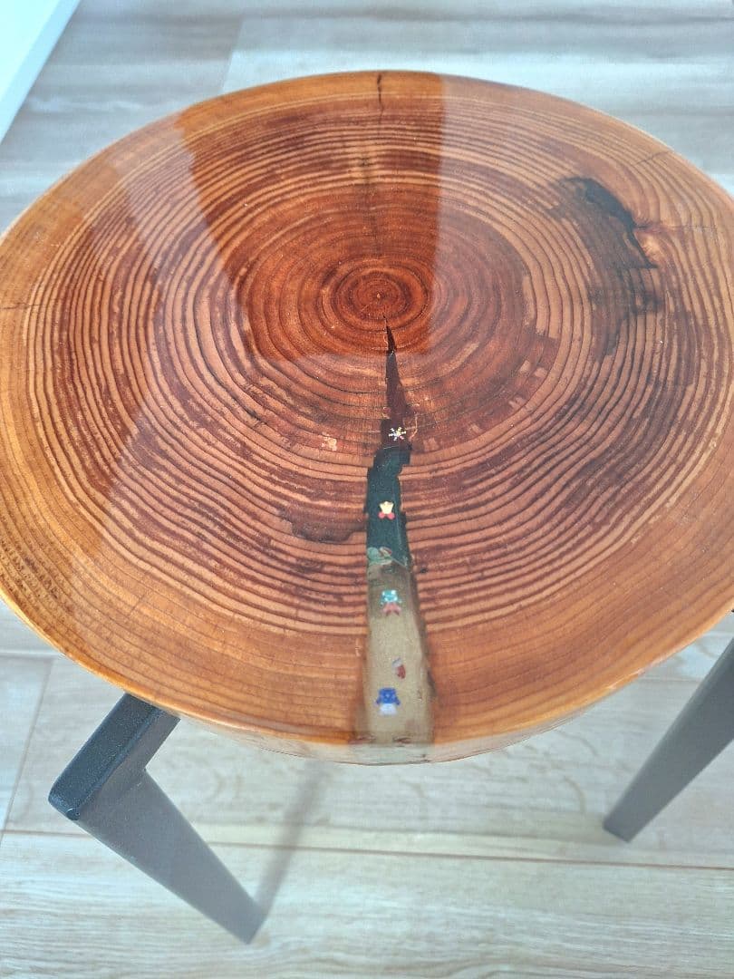 SALE　レジンサイドテーブル　杉の輪切り　無垢材　ちょこっとサンタ　X'MAS