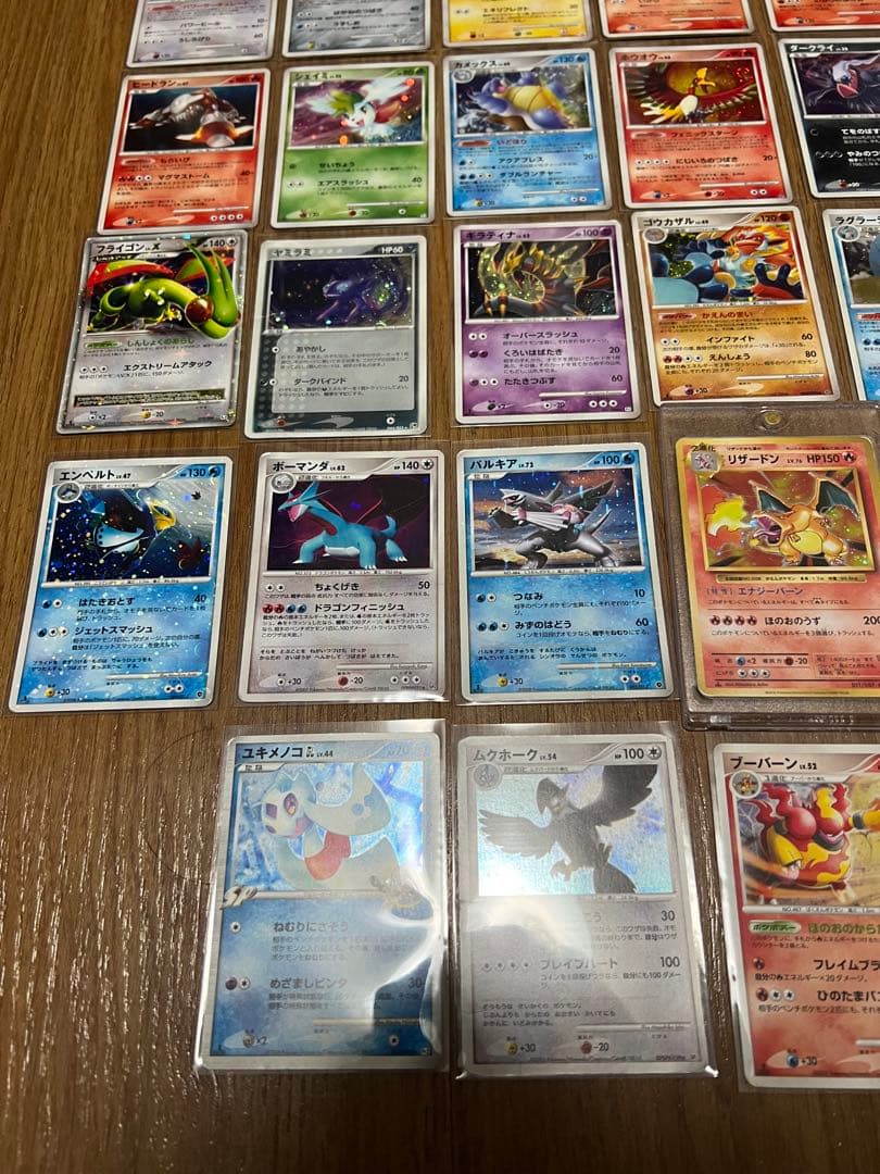 リザードン、ギラティナ、パルキアなどのホロありカードなど28枚まとめ売り