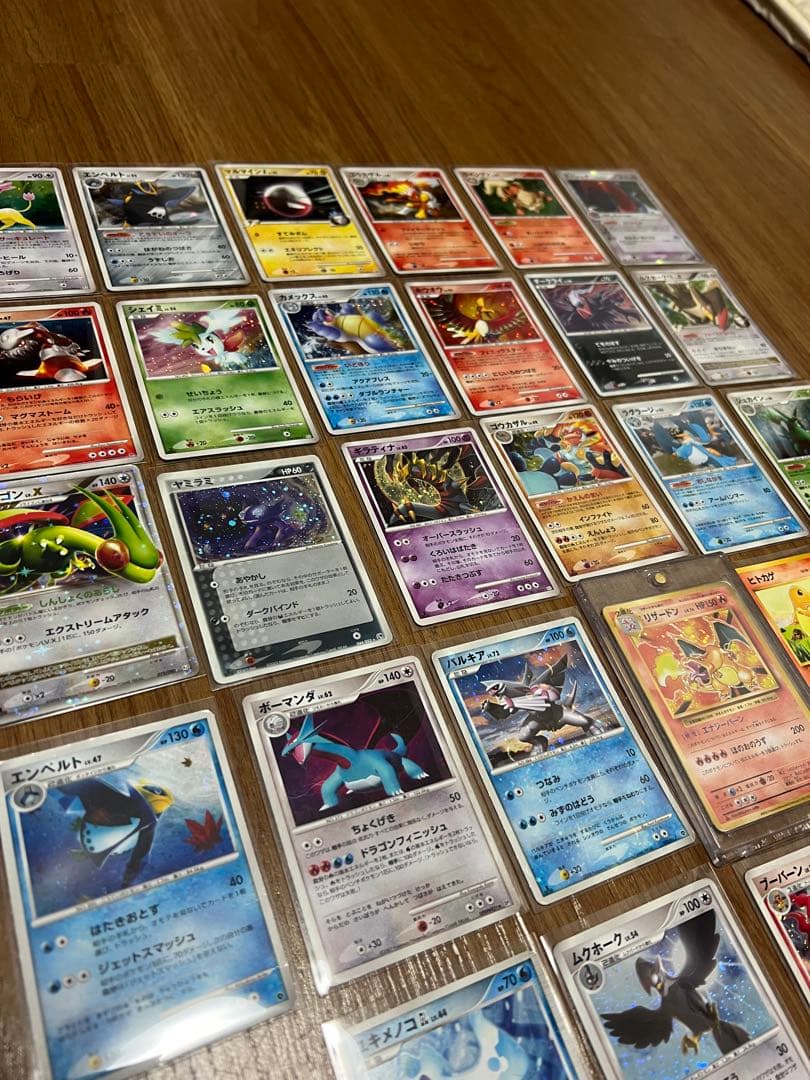 リザードン、ギラティナ、パルキアなどのホロありカードなど28枚まとめ売り