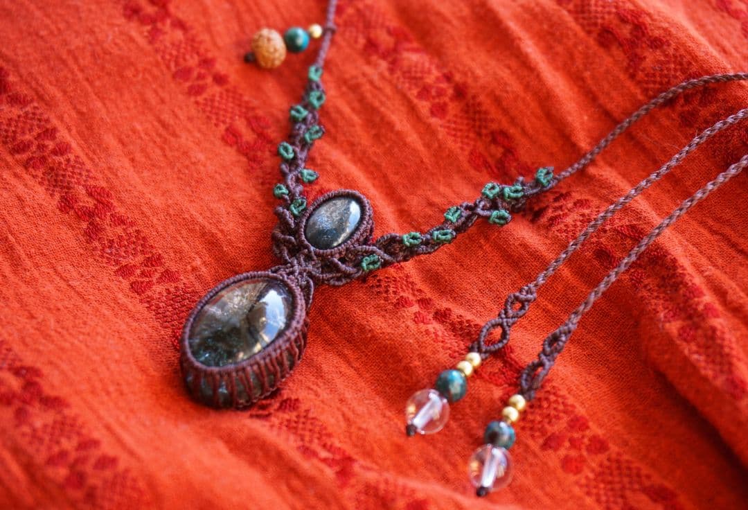 インドヒマラヤ産　ガーデンクォーツ　グリーンカイヤナイト　マクラメ　ネックレス