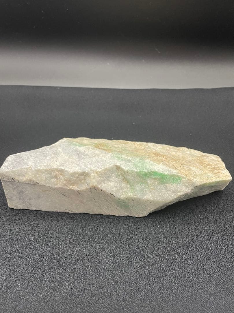 【糸魚川翡翠】 カット 約149×62×34㎜ 約665g 希少石 セール開催中
