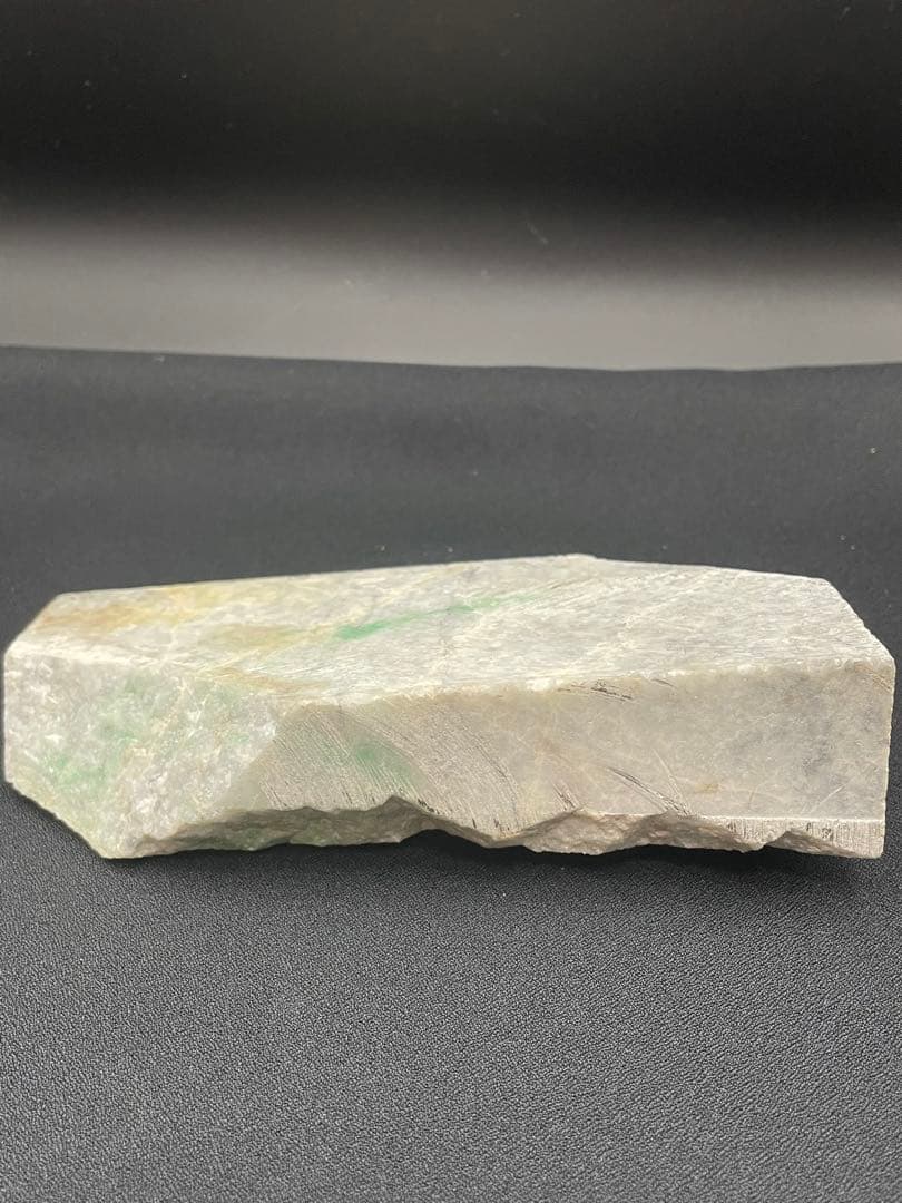 【糸魚川翡翠】 カット 約149×62×34㎜ 約665g 希少石 セール開催中