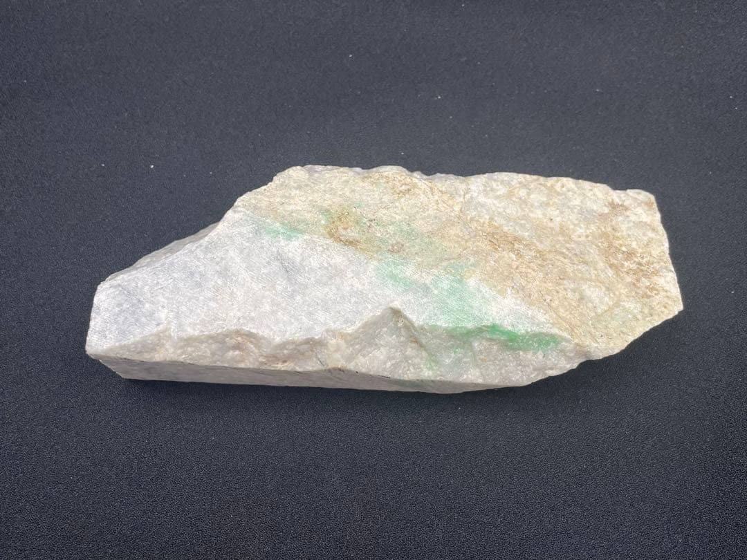 【糸魚川翡翠】 カット 約149×62×34㎜ 約665g 希少石 セール開催中