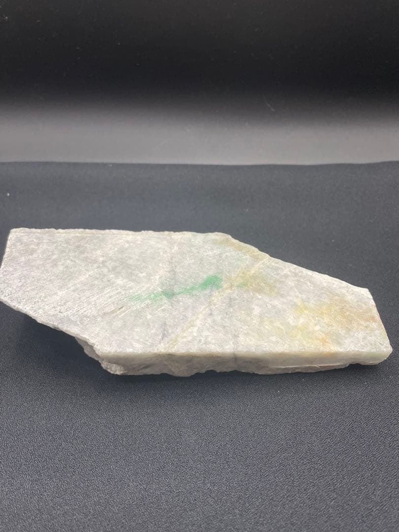 【糸魚川翡翠】 カット 約149×62×34㎜ 約665g 希少石 セール開催中