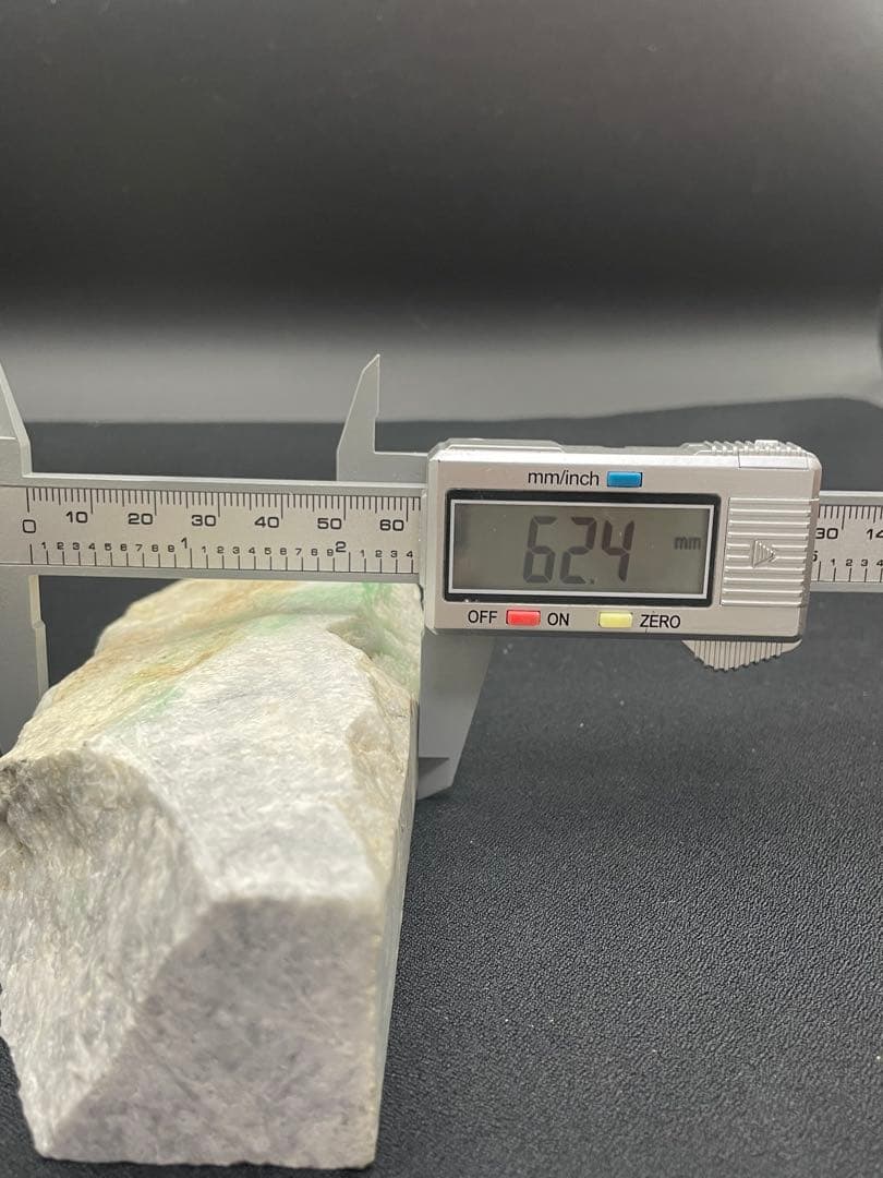 【糸魚川翡翠】 カット 約149×62×34㎜ 約665g 希少石 セール開催中