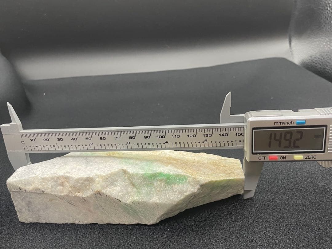 【糸魚川翡翠】 カット 約149×62×34㎜ 約665g 希少石 セール開催中