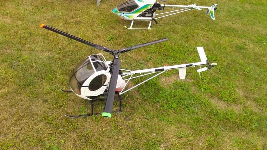 ヒロボー シュワイザー 3枚ローター スケール ラジコンヘリコプタ